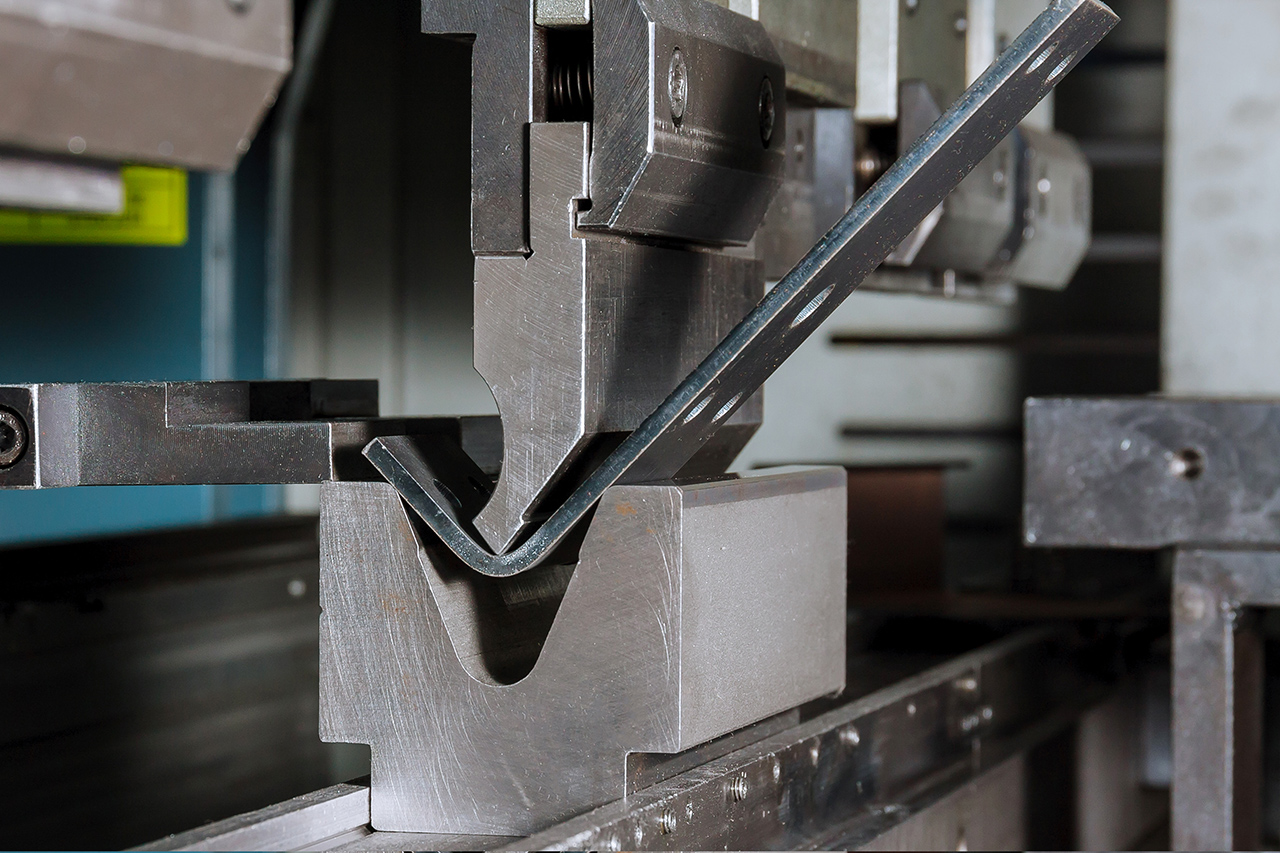 Biegeverfahren von Blechblechmetallen auf einer hydraulischen Abkantpresse