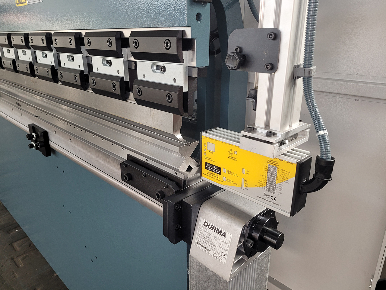 Abkantpressensicherung AKAS®-II - Innovativer Fingerschutz für Abkantpressen durch vorlaufende Laser-optische Sicherheitslichtgitter vor dem Oberwerkzeug
