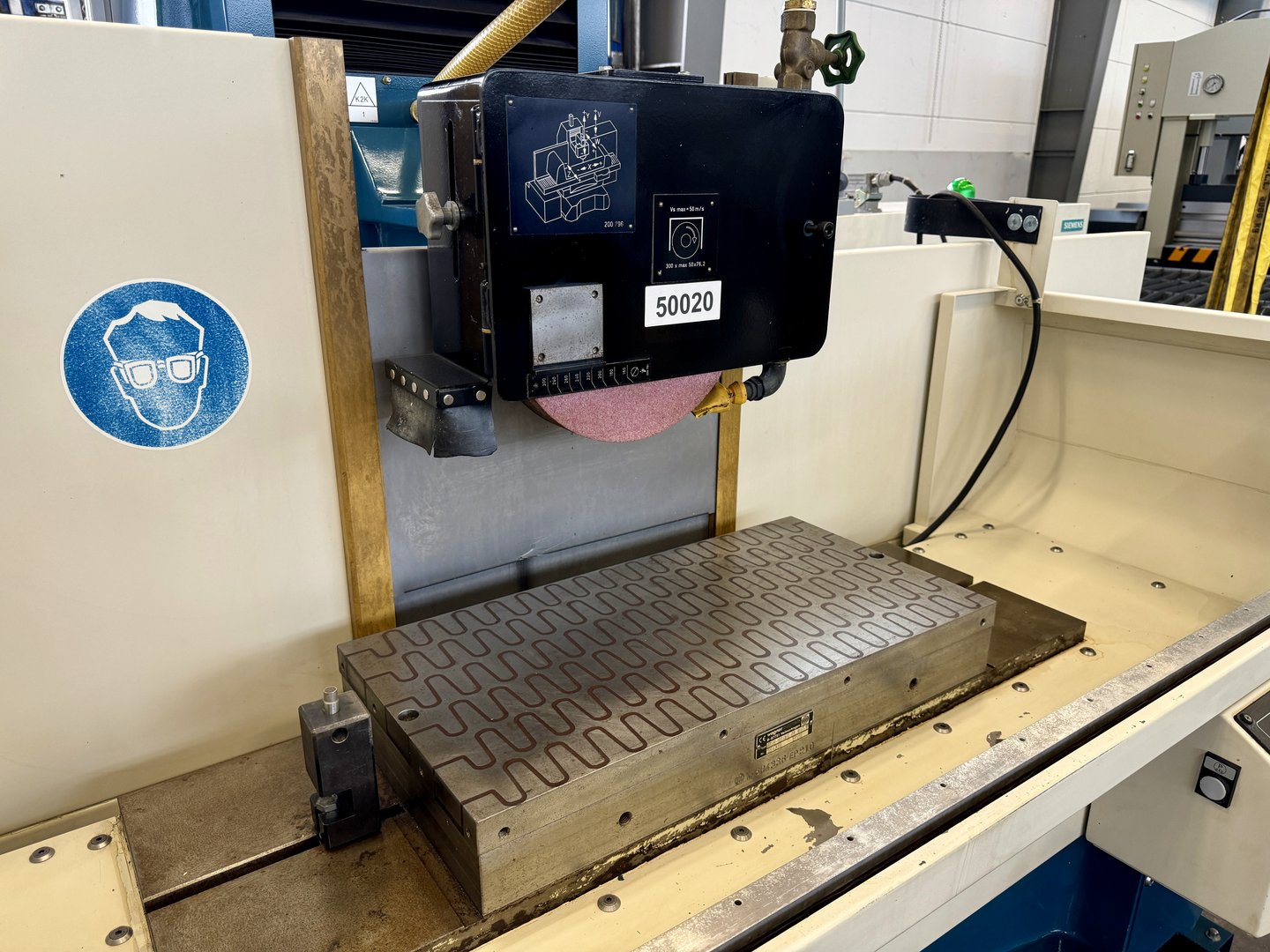 Schleifscheibe und darunterliegender Schleiftisch einer Flachschleifmaschine BLOHM Precimat 306