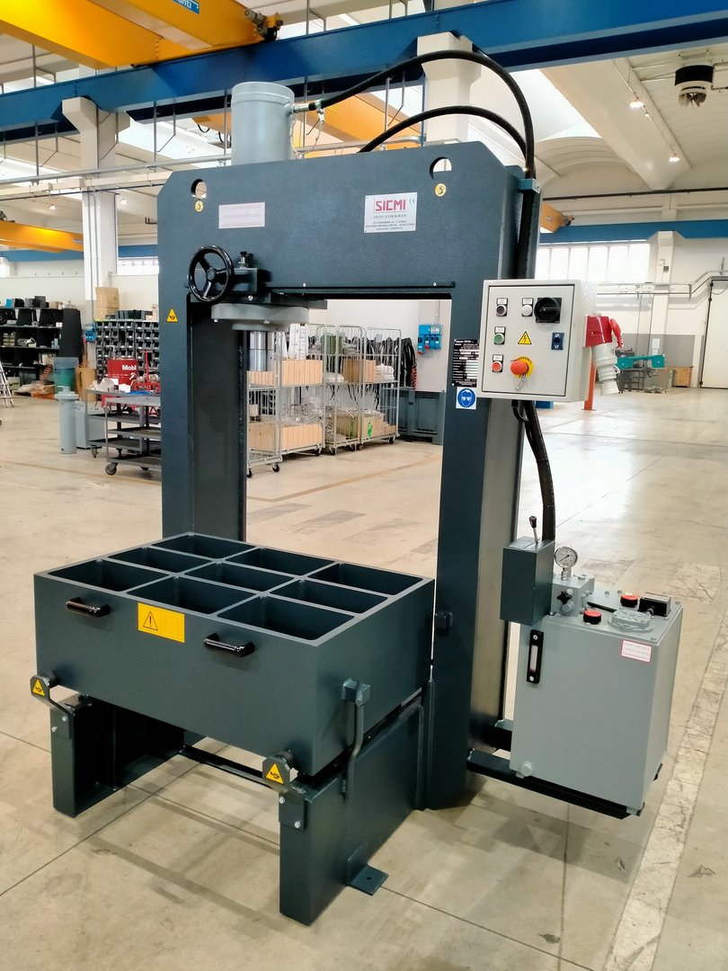 hydraulic_press_with_sliding_table.jpg