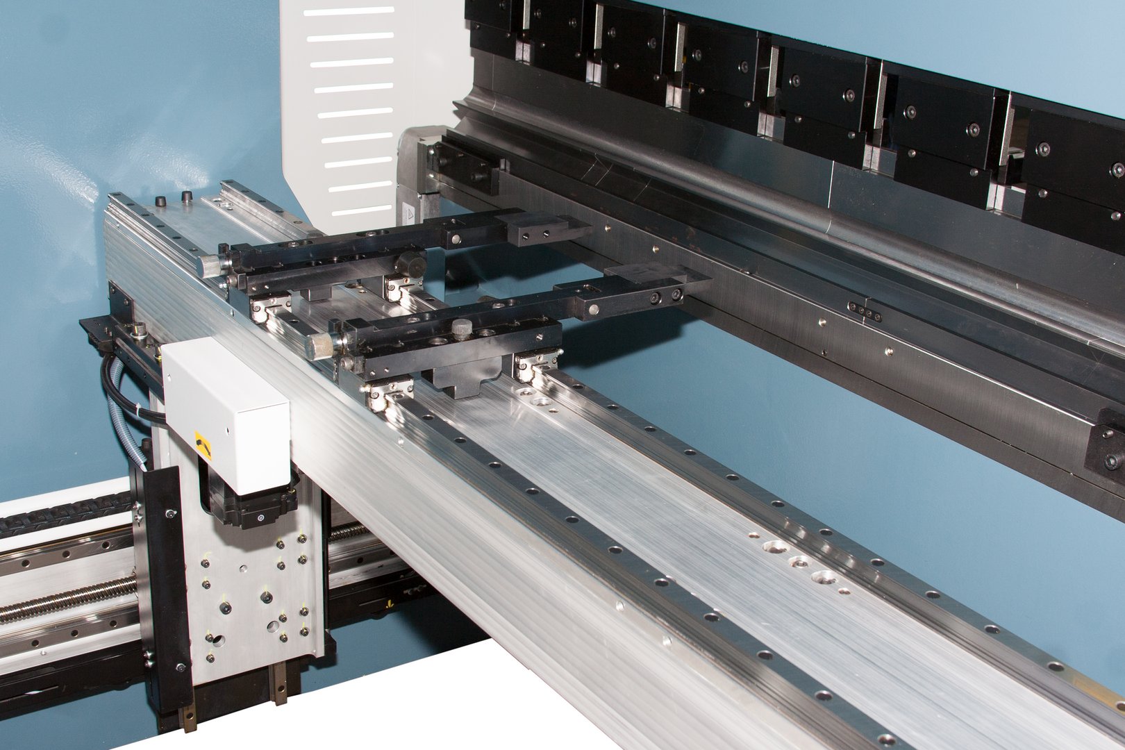 hydraulische-cnc-abkantpressen-durma-hinteranschlag_r_achse.jpg